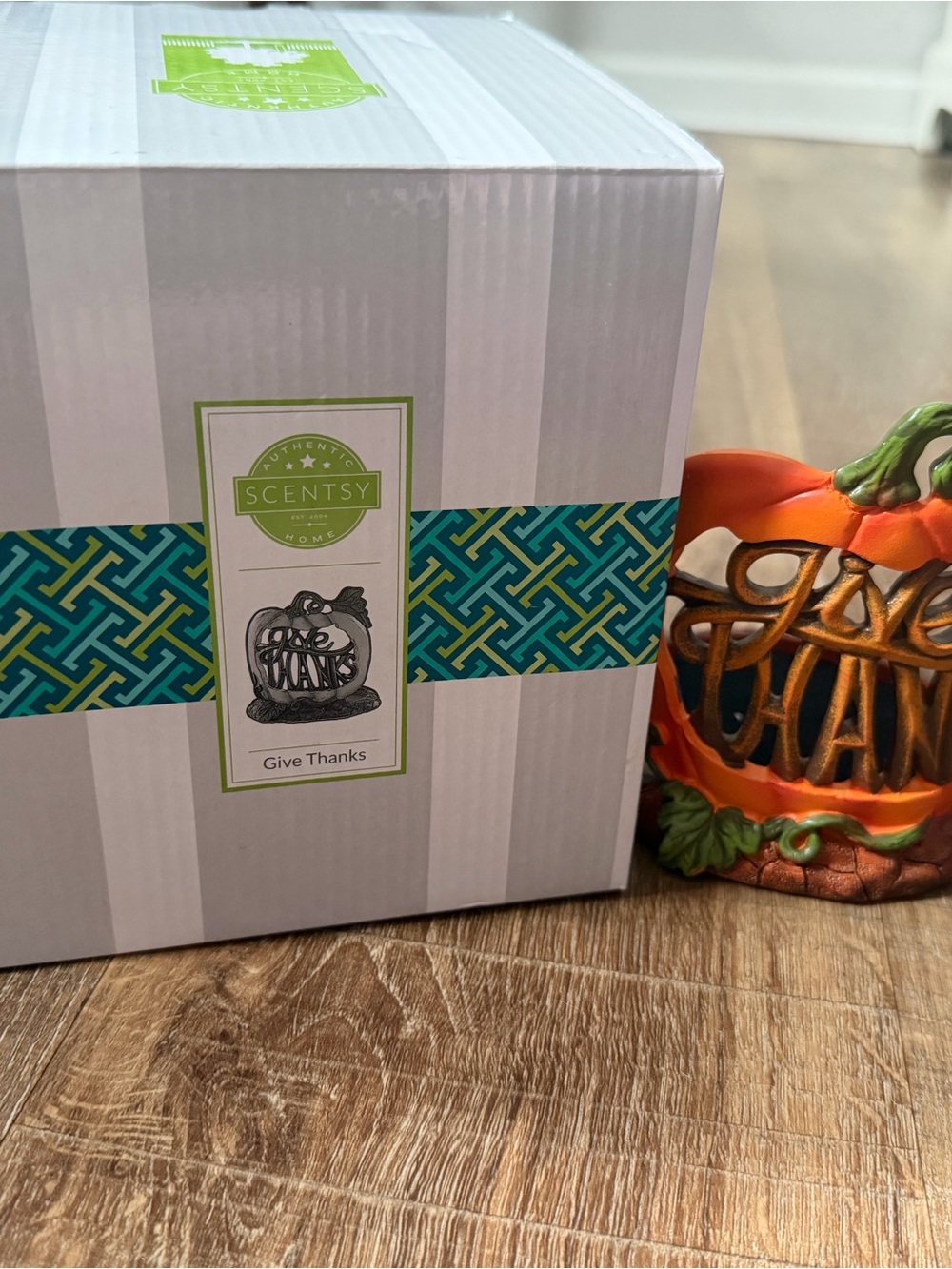 Scentsy Decorative Warmer Set with White Box and Teal Accent